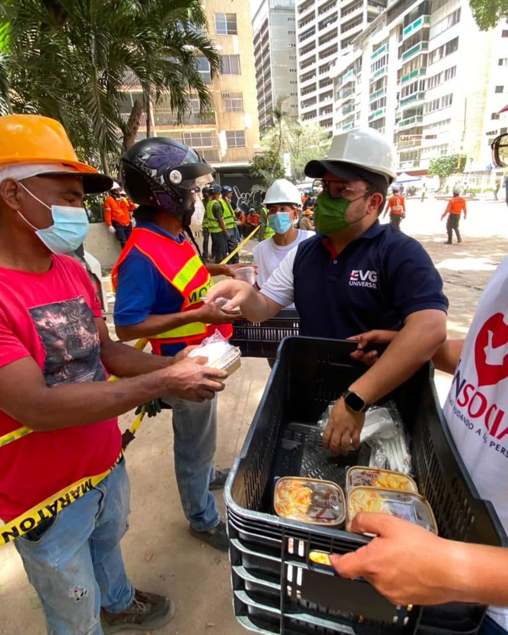 Voluntarios entregando comida a equipos de rescate en La Guaira