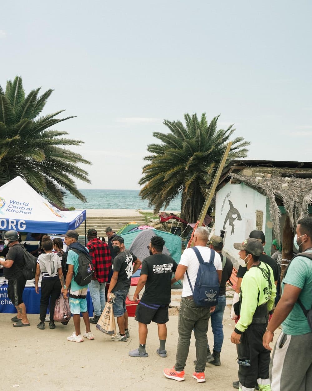 Carpa de World Central Kitchen sirviendo comida en La Guaira